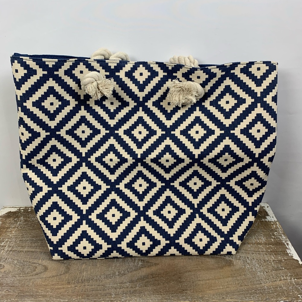 Tote with rope handles